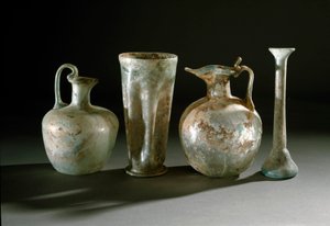 Římské umění: džbány, džbány a skleněné vázy z Pompejí. Museo Archeologico Nazionale 1. století, Neapol od Roman