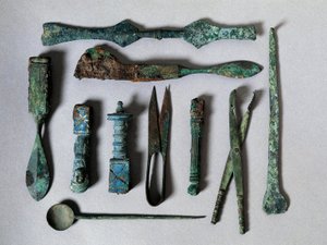 Římské umění: sada chirurgických nástrojů z Domu chirurga v Pompejích. 1. století před naším letopočtem. Neapol, Museo Archeologico Nazionale od Roman