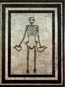 Římské umění: kostra držící dva džbány. Mozaika 1. století. Neapol, museo nazionale archeologico - římské umění: kostra držící dva džbány. Mozaika 1. století z Pompejí. Národní archeologické muzeum, Neapol, Itálie od Roman