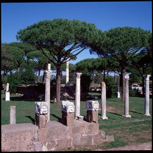 Římské umění: pohled na ruiny chrámu Ceres, archeologické naleziště Ostia od Roman