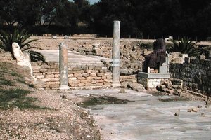Ruiny ulice se dvěma sochami od Roman