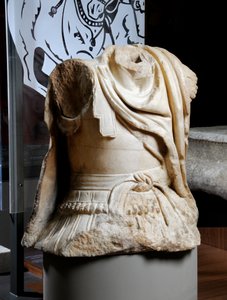 Vyřezávané torzo jezdce považovaného za kopii původní bronzové sochy Alexandra Velikého, cca 75-25 př. n. l. (mramor) (viz také 371175) od Roman