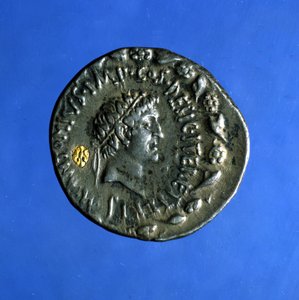 Stříbrná a zlatá mince s podobiznou Anthonyho nebo Marca Antoina (83 př. n. l. - 30 př. n. l.), římského politika, který vládl s Kleopatrou. od Roman