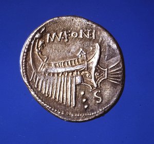 Stříbrná mince představující galéru, 91 n. l. od Roman