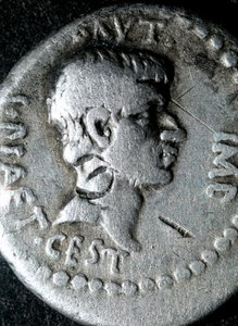 Stříbrná mince s podobiznou Marcuse Junia Bruta (83-42 př. n. l.), římského senátora od Roman