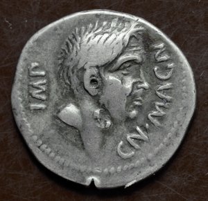Stříbrná mince s podobiznou Pompea Velikého (Gneo Pompeo Veliký nebo Gnaeus Pompeius Magnus od Roman