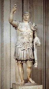 Socha římského císaře Traiana (Marcus Ulpius Traianus nebo Traiano) (53-117 nl) stojící, bitevní loď. Kolem roku 108 n.l. Sun 2 m Paříž, muzeum Louvre od Roman