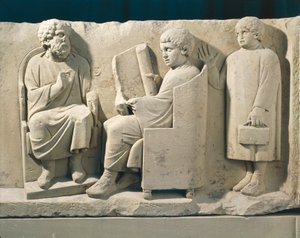 Kamenný pohřební pomník s reliéfem představující školu Neumagen s učitelem a žáky, asi 180 od Roman