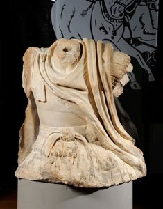 Torzo Lucio Licinio Murena inspirované koňským hřbetem Alexandrem z bronzové skupiny Lysippos zasvěcené Dionovi, 67 našeho letopočtu (mramor) od Roman