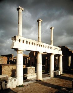 Pohled na portikus fóra od Roman