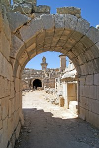 Pohled přes klenutý vchod divadla Xanthos do jámy orchestru, zobrazující sloup a hrobku Harpyje, Xanthos, Turecko (foto) od Roman