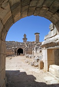 Pohled přes klenutý vchod divadla Xanthos do jámy orchestru, zobrazující sloup a hrobku Harpyje, Xanthos, Turecko (foto) od Roman