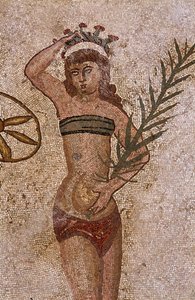 Mladí Římané se zabývali tělesnými cvičeními. Nosí bederní roušku kolem ledvin a strofium (ancetra podprsenky) na hrudi. Bochník kolem ledvin. Palmová ratolest, kterou drží, je symbolem vítězství. Římská mozaika z 3. - 4. století Vi od Roman