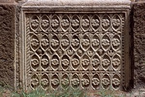 Architektonický fragment s vyřezávanou výzdobou, vrcholné císařské období (27 př. nl-395 n. l.) od Roman Imperial Period