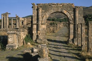 Karta, oblouk a chrám Venuše (vlevo), Vrcholné císařské období (27 př. nl-395 n. l.) od Roman Imperial Period
