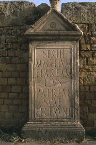 Stéla s nápisem na Sertiově trhu Vrcholné císařské období (27 př. nl-395 n. l.) od Roman Imperial Period