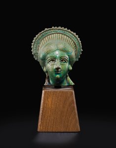 Hlava Isis-Aphrodite, asi 1. - 2. století našeho letopočtu (fajáns) od Roman Period Egyptian