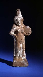 Soška bohyně Isis drží tympanon (malovaná terakota) od Roman Period Egyptian
