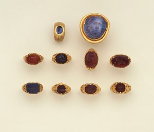 Římský zlatý a chalcedonový hlubotiskový prsten, velký římský modrošedý chalcedonový kamej s hlavou Medúzy a výběr prstenů, dva prsteny v seldžuckém stylu (chalcedon) od Roman Roman