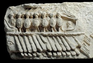 Bireme nesoucí ozbrojené vojáky (nízký reliéf) od Roman Roman