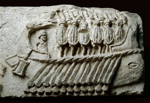 Odlitek římské válečné lodi birme s ozbrojenými vojáky (reliéf na skále) od Roman Roman
