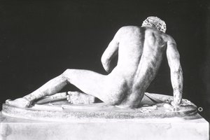 Umírající Galie, kopie řeckého originálu z roku 230-220 př. n. l. od Epigona (mramor) (černobílá fotografie) (pohled zezadu) od Roman Roman