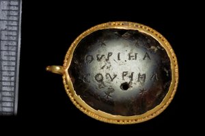 Magický přívěsek, 3. - 4. století našeho letopočtu (zlato a heliotrop) od Roman Roman