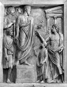 Marcus Aurelius (121–180 n. l.) pronesl řeč na fóru nebo Hadrián (76–138 nl) pronesl pohřební řeč pro Sabinu, pravděpodobně 3. nebo 4. století n. l. (mramor) (černobílá fotografie) od Roman Roman