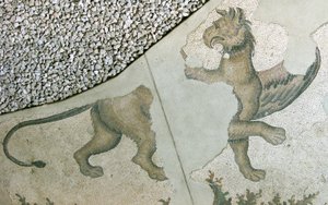 Mozaika zobrazující lva grifonka, bazar Arasta, mešita sultána Ahmeta, Istanbul. od Roman Roman