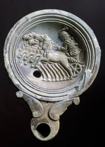 Olejová lampa zobrazující závodní kočár se čtyřmi koňmi (terakota) od Roman Roman