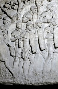 Římské umění: „“Římští legionáři připraveni k boji““ Forma z roku 1862 reprodukující basreliéfy Trajanova sloupu (sloup Trajane) (Colonna Traiana) v Římě postaveného za vlády císaře Traiana (53-117). Trajanův sloup připomíná vítěze od Roman Roman