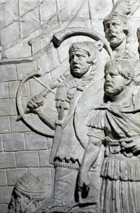 Římské umění: „“Římští válečníci během první války v Dácii““ Forma z roku 1862 reprodukující basreliéfy Trajanova sloupu (sloup Trajane) (Colonna Traiana) v Římě postaveného za vlády císaře Traiana (53-117) . Trajanův sloup připomíná od Roman Roman