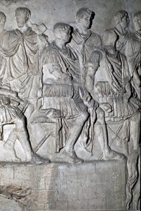 Římské umění: „“římský císař Trajan na tribuně pořádající válečnou radu““ Forma z roku 1862 reprodukující basreliéfy Trajanova sloupu (sloup Trajane) (Colonna Traiana) v Římě postaveného za vlády císaře Traiana ( 53-117). Trajane col od Roman Roman