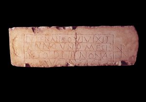 Římský starověk: plaketa loculus jménem Jubenalis, epitaf mrtvého dítěte. Z římských katakomb. Paříž, muzeum Louvre od Roman Roman