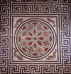 Římské umění: mozaikové dekorace delfínů. Nimes, muzeum archeologie. od Roman Roman