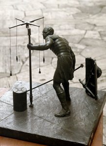 Římské umění: „“gromatik““ Zeměměřič (agrimeners) měří půdu pomocí groma (gruma). Bronzová socha. Řím, Muzeum římské civilizace od Roman Roman