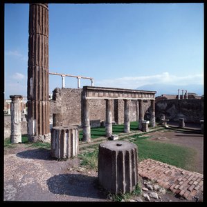 Římské umění: pohled na Apollónův chrám na archeologickém nalezišti Pompeje (4. století př. n. l. – 2. století př. n. l.) Itálie (Římské umění: pohled na Apollónův chrám, Pompeje, 4. století př. n. l. – 2. století př. n. l., Itálie) od Roman Roman