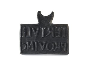 Římské razítko používané pro ražení produktů nebo majetku, z Cramond, Midlothian, AD 140-211 (bronz) od Roman Roman