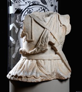 Vyřezávané torzo kavaleristy (mramor) (viz také 371176) od Roman Roman