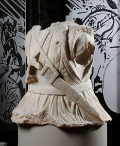 Vyřezávané torzo kavaleristy (mramor) (viz také 371177) od Roman Roman