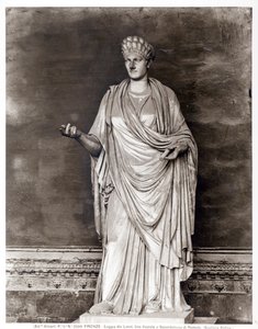 Socha Vestálky nebo Romulovy kněžky (mramor) (černobílá fotografie) od Roman Roman