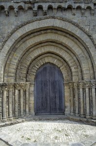 Kostel z 12. století s pěknou poitevinskou fasádou (románský styl). Chaize-Giraud ve Vendée (85). od Romanesque