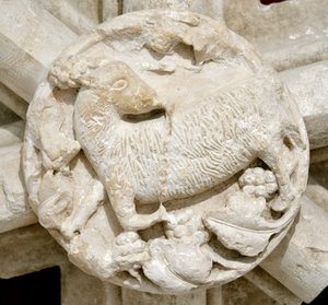 Beránek, detail klenby kaple Saint Laurent (Saint-Laurent), zmizel na několik let a původně se nacházel nad cisterciáckým opatstvím Fontenay (opatství Fontenay, Burgundsko, Francie: detail základního kamene představujícího beránka) od Romanesque