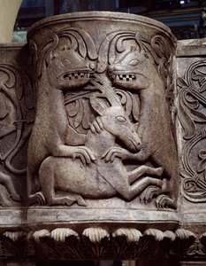 Boj zvířat, detail ambony kazatelny, reliéf od Romanesque