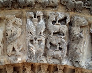 Detail soch jižního portálu od Romanesque