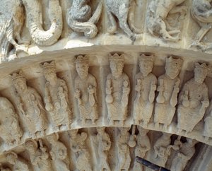 Detail soch jižního portálu od Romanesque