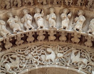 Detail soch jižního portálu od Romanesque