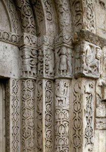 Detail průčelí pravé strany brány baziliky, počátek 12. století (fotografie) od Romanesque
