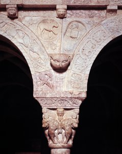 Detail beránka božího a symbol evangelisty Lukáše, vyřezaný na tribuně převorství od Romanesque