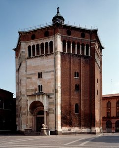 Vnější pohled na baptisterium od Romanesque